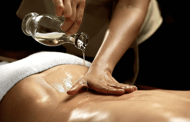 Massage bằng dầu massage
